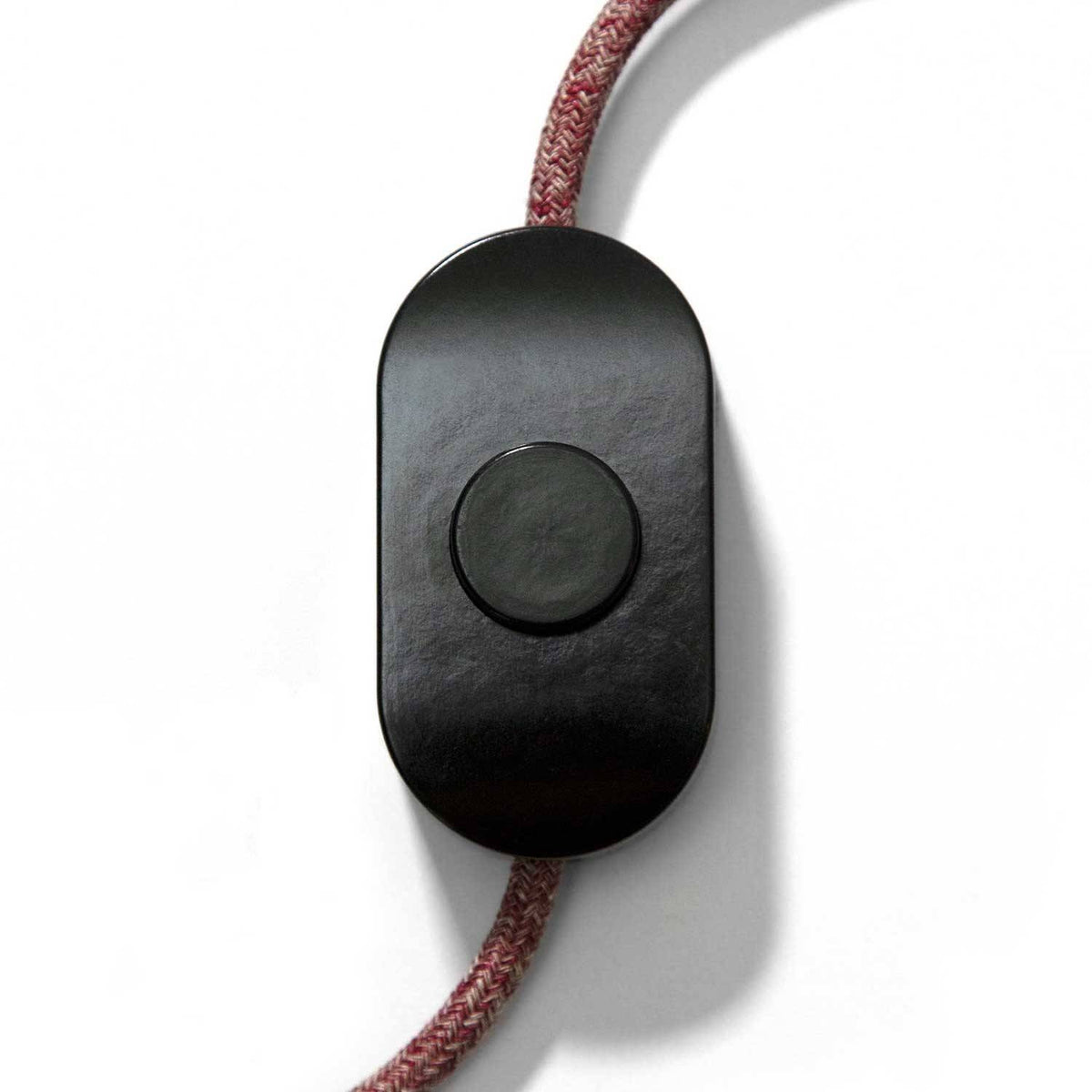 Jednopólový podlahový vypínač IP20 s kotvícím šroubem, rozměry 85x45x25 mm, design Achille Castiglioni