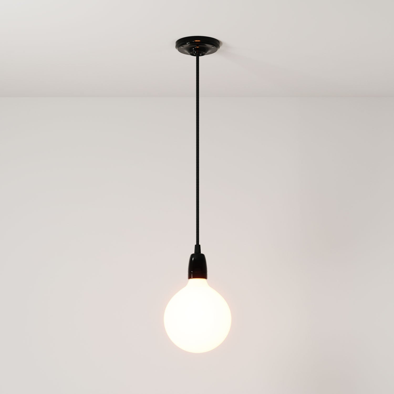 Závěsná lampa s textilním kabelem 120 cm a porcelánovými detaily E27, stmívatelná