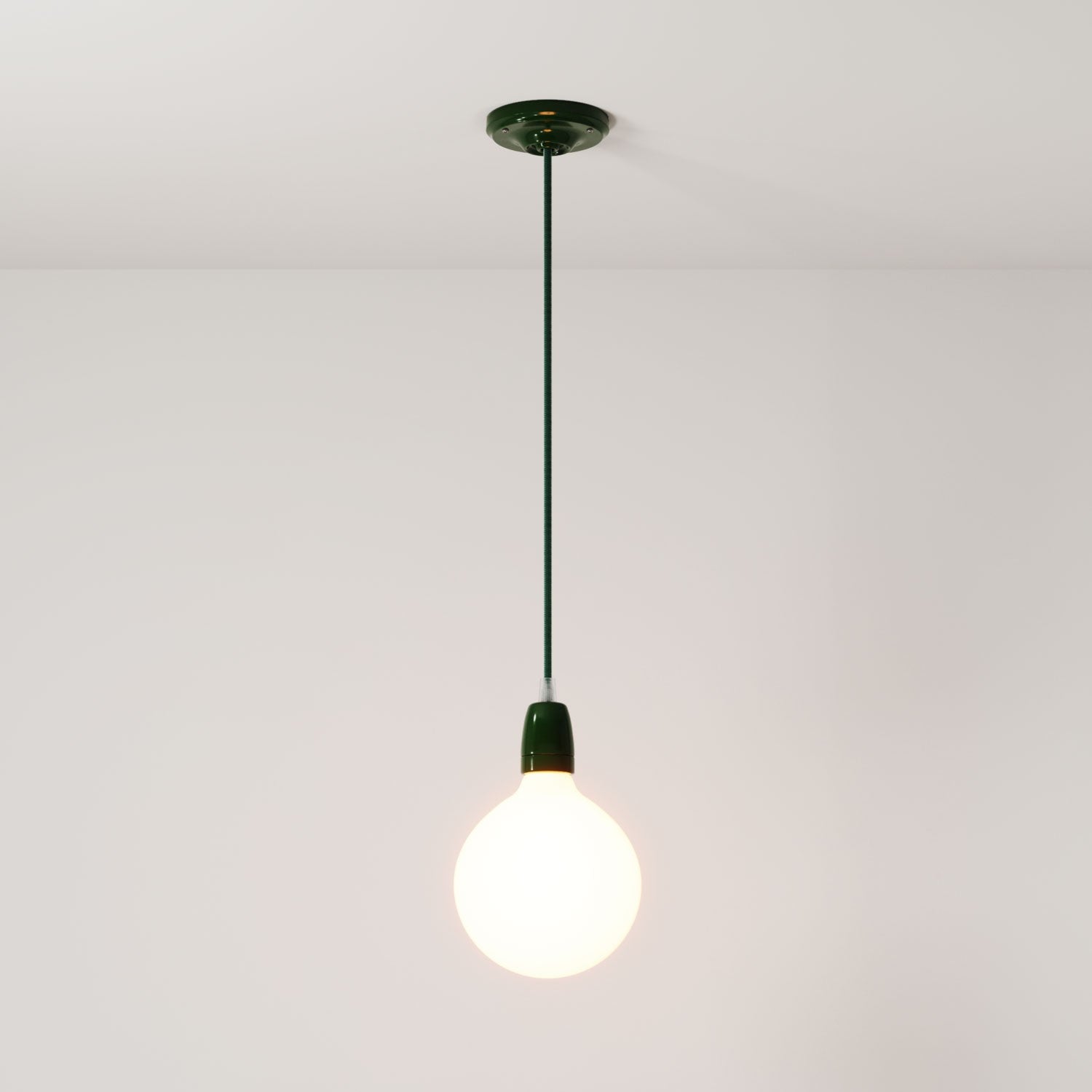 Závěsná lampa s textilním kabelem 120 cm a porcelánovými detaily E27, stmívatelná