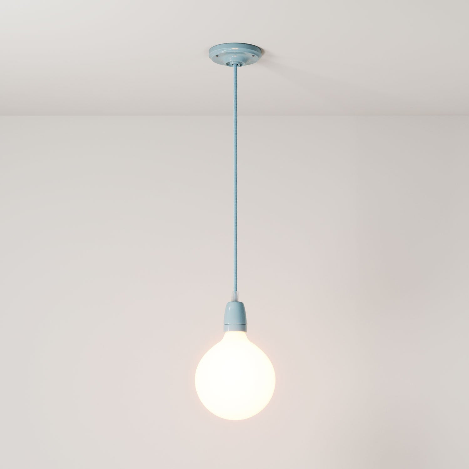 Závěsná lampa s textilním kabelem 120 cm a porcelánovými detaily E27, stmívatelná