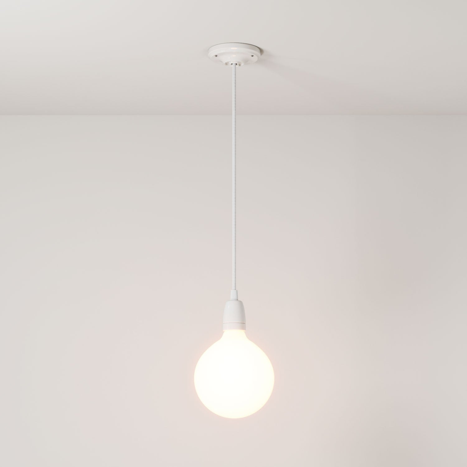 Závěsná lampa s textilním kabelem 120 cm a porcelánovými detaily E27, stmívatelná