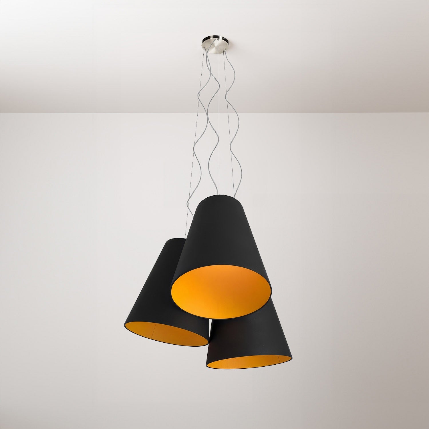 Lustr Trittico s dvoubarevnými kuželovými stínidly, průměr 38 cm, výkon 4W