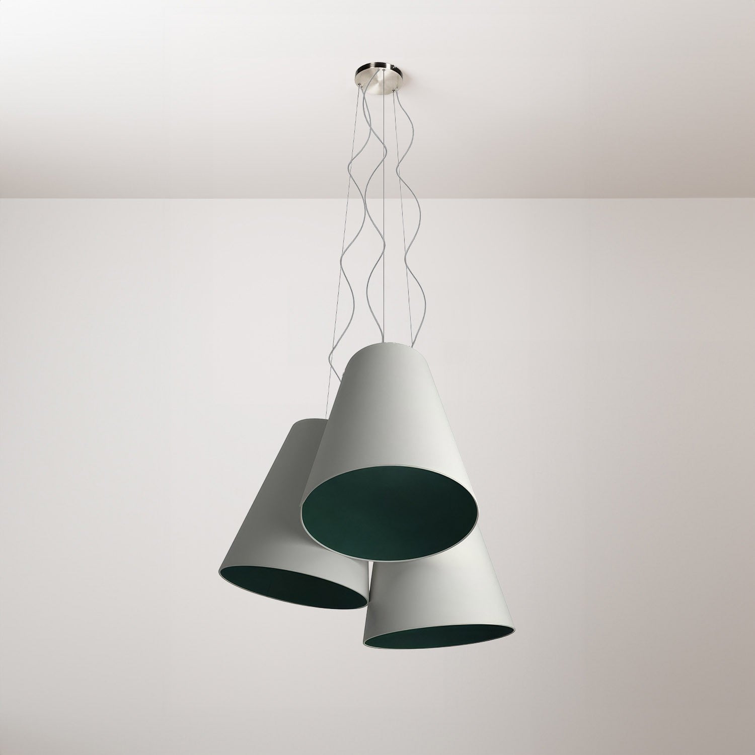 Lustr Trittico s dvoubarevnými kuželovými stínidly, průměr 38 cm, výkon 4W