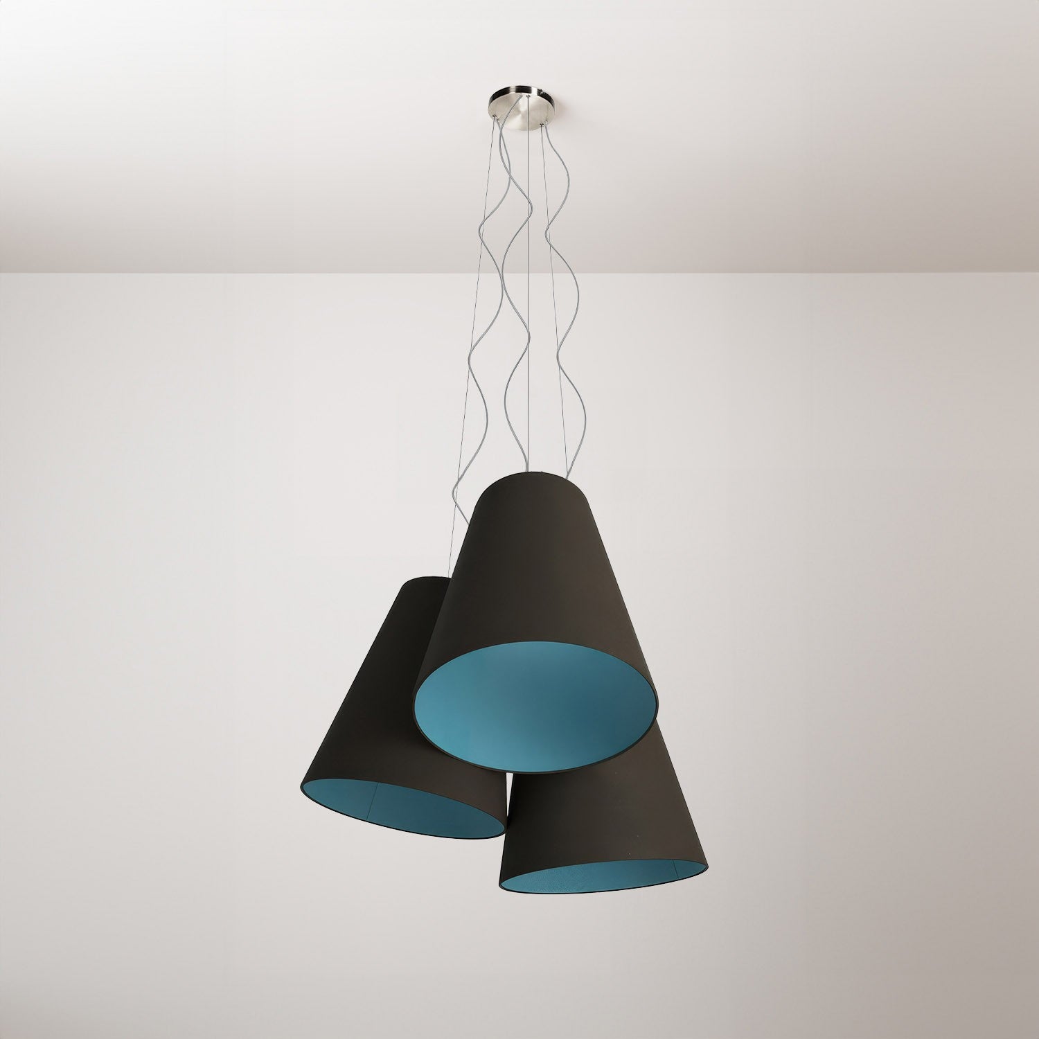 Lustr Trittico s dvoubarevnými kuželovými stínidly, průměr 38 cm, výkon 4W