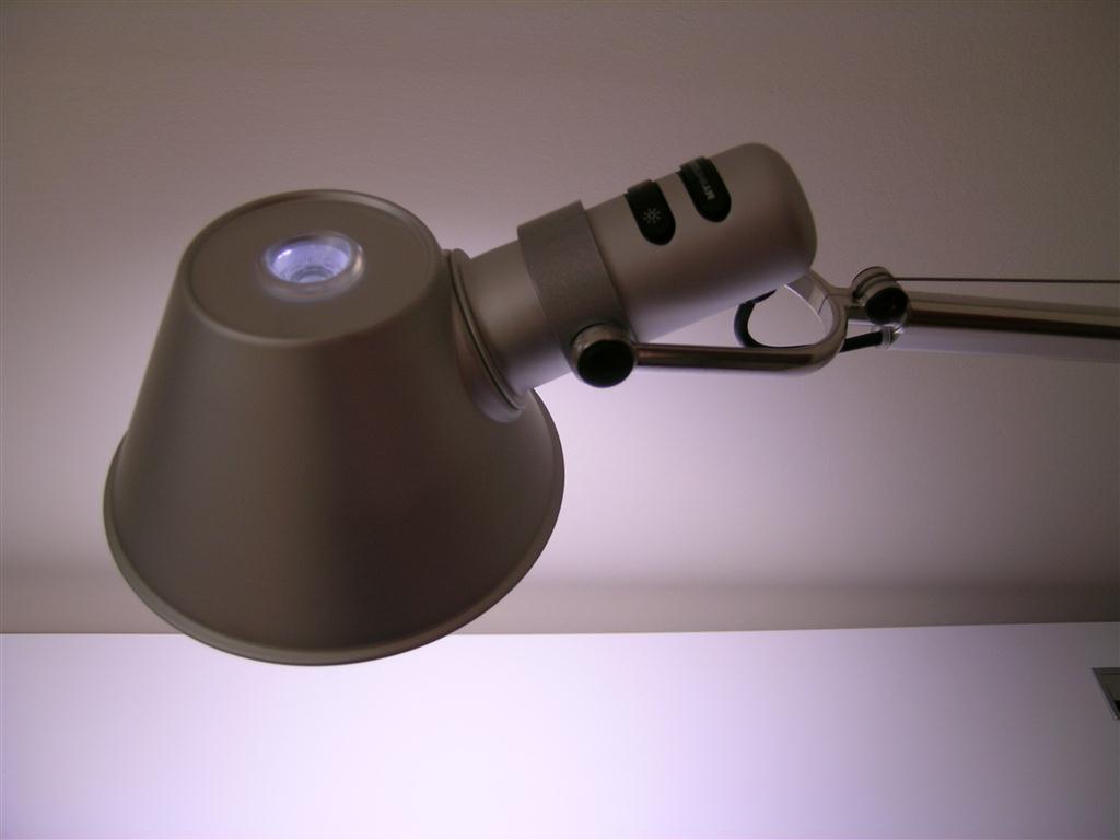 Tolomeo LED TW Artemide - stolní lampa