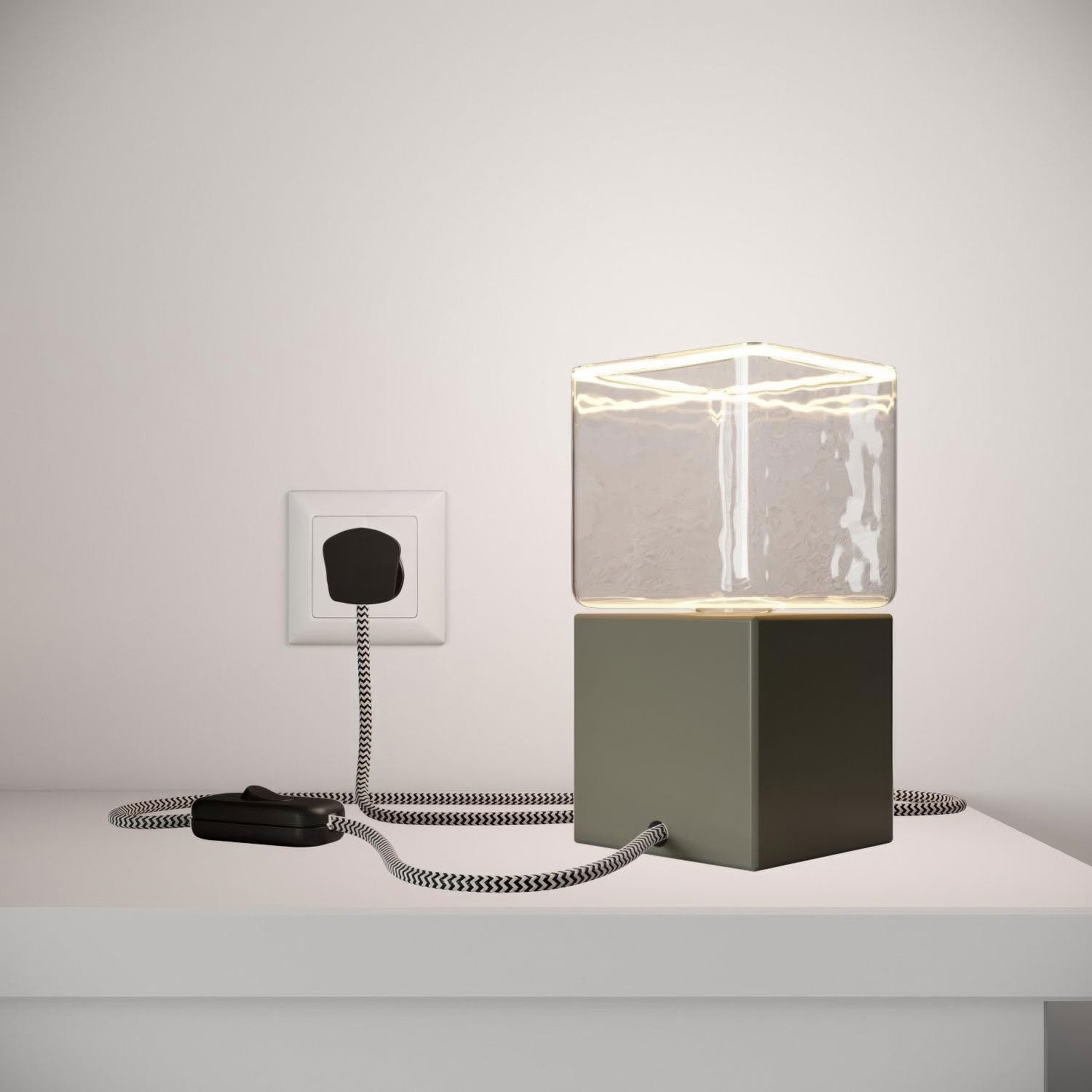 Posaluce Cubetto Color, lakovaná dřevěná stolní lampa E27, max 70 W, 2 m opletený kabel
