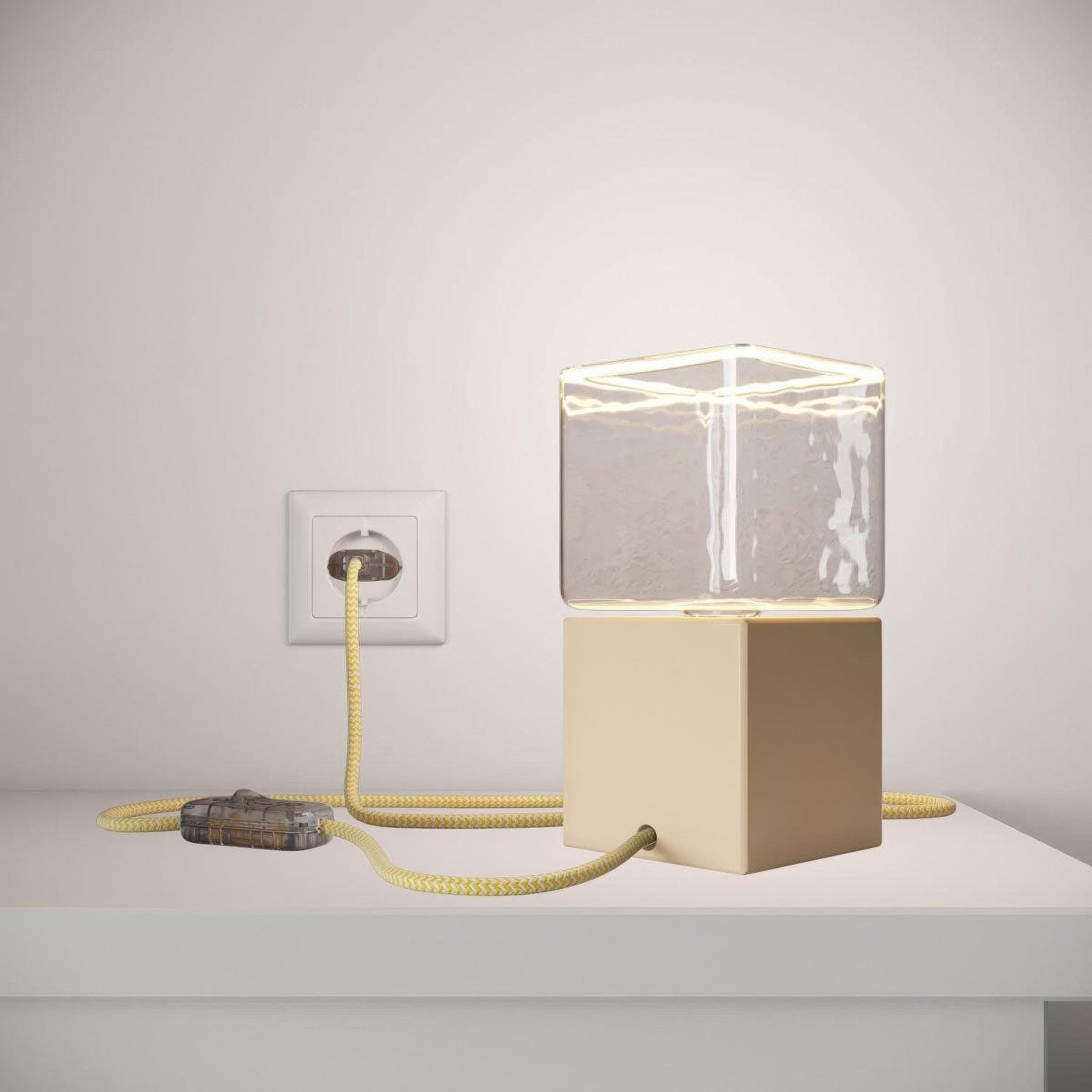Posaluce Cubetto Color, lakovaná dřevěná stolní lampa E27, max 70 W, 2 m opletený kabel