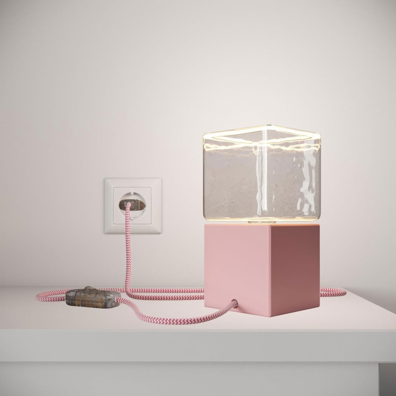 Posaluce Cubetto Color, lakovaná dřevěná stolní lampa E27, max 70 W, 2 m opletený kabel