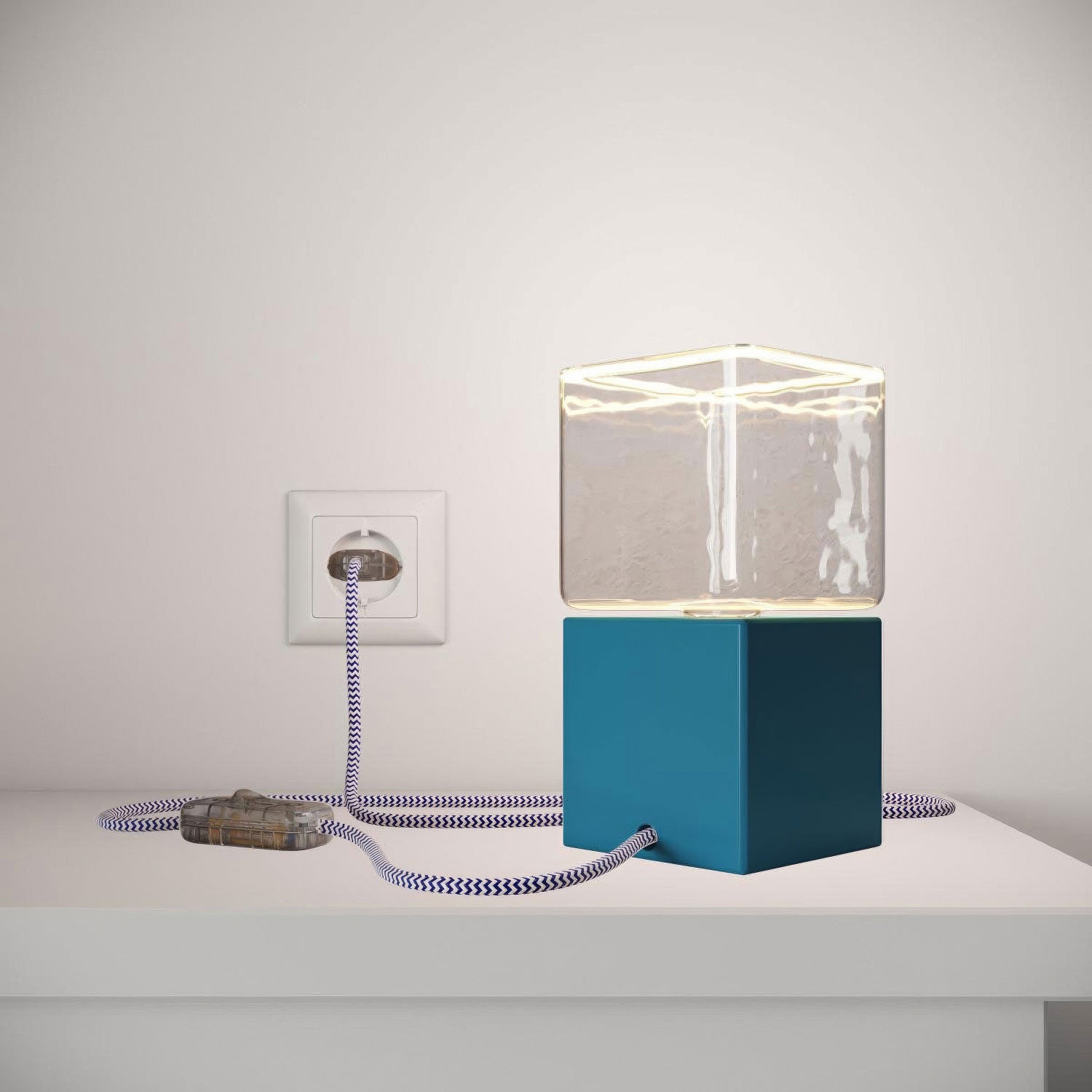 Posaluce Cubetto Color, lakovaná dřevěná stolní lampa E27, max 70 W, 2 m opletený kabel