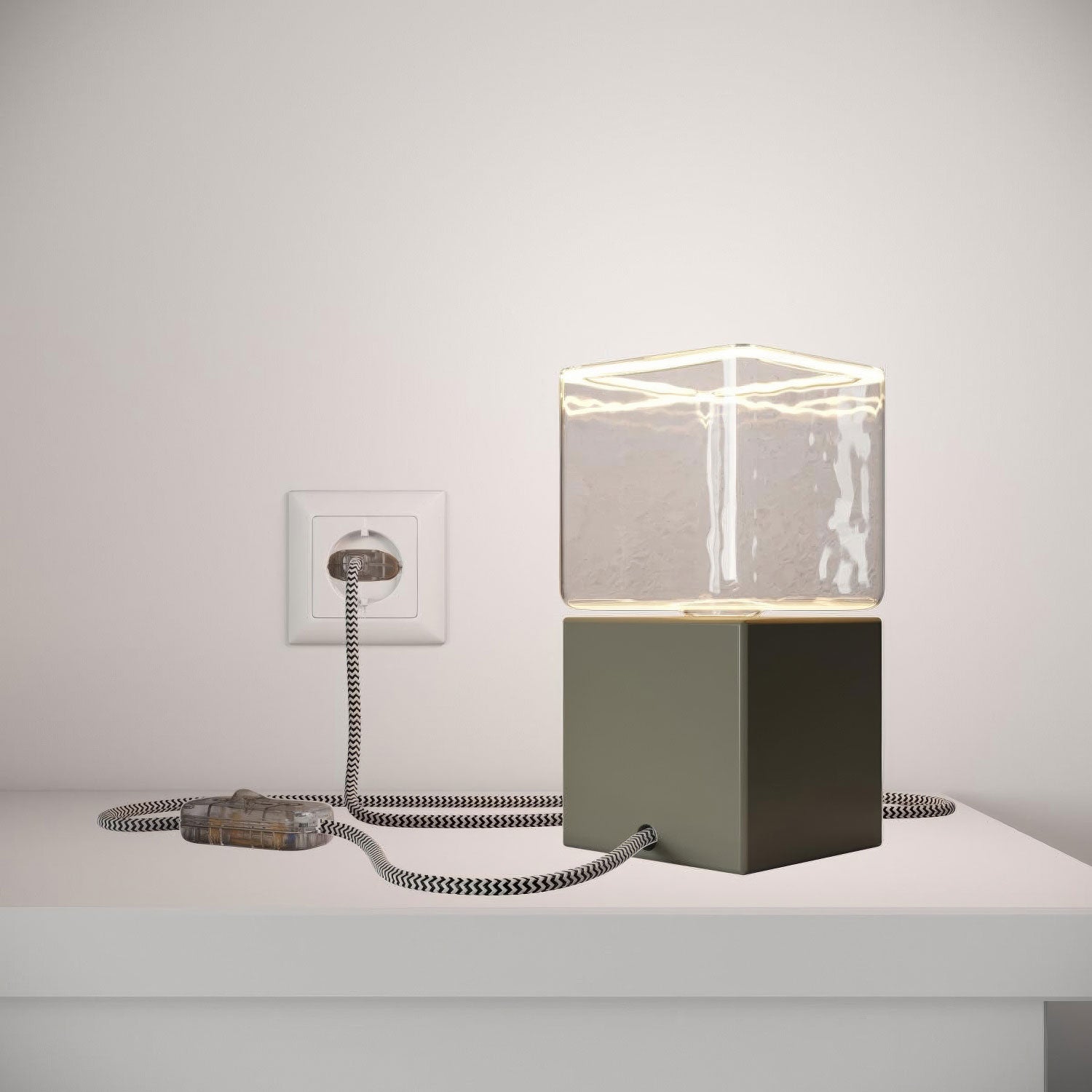 Posaluce Cubetto Color, lakovaná dřevěná stolní lampa E27, max 70 W, 2 m opletený kabel