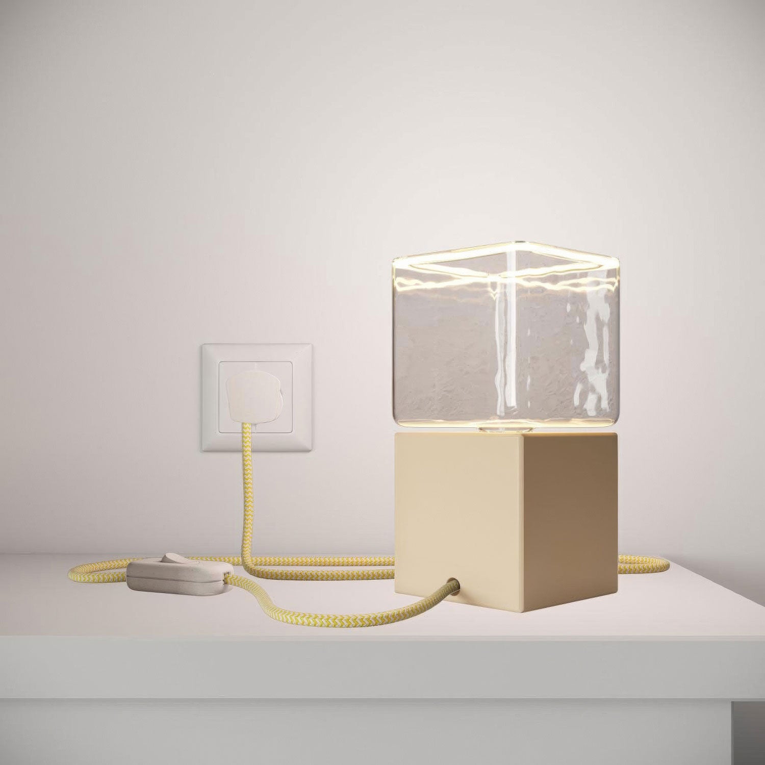 Posaluce Cubetto Color, lakovaná dřevěná stolní lampa E27, max 70 W, 2 m opletený kabel