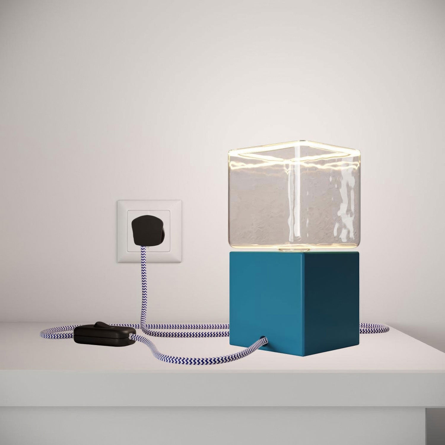 Posaluce Cubetto Color, lakovaná dřevěná stolní lampa E27, max 70 W, 2 m opletený kabel