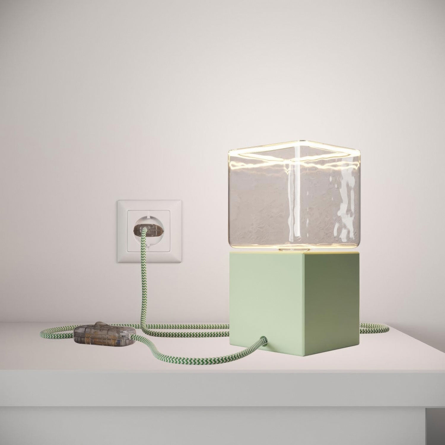 Posaluce Cubetto Color, lakovaná dřevěná stolní lampa E27, max 70 W, 2 m opletený kabel
