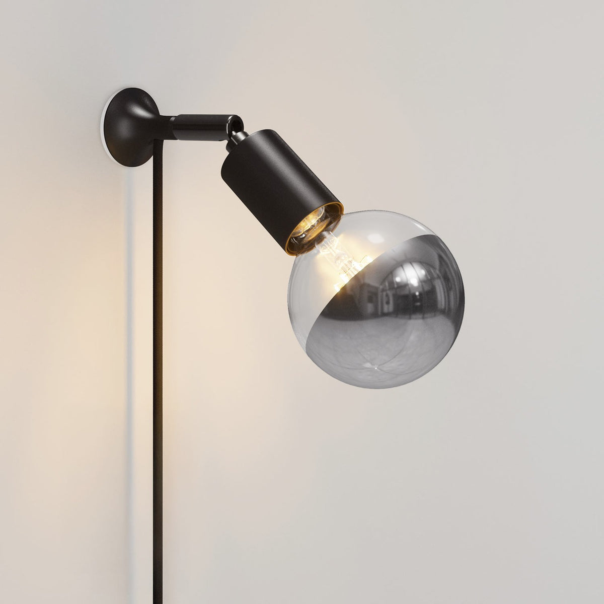 Nástěnná lampa MAG-Y s kloubem a stříbrnou půlkulovou žárovkou 7W, E27