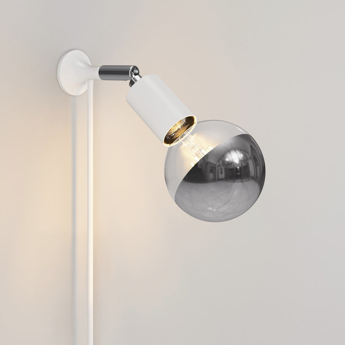 Nástěnná lampa MAG-Y s kloubem a stříbrnou půlkulovou žárovkou 7W, E27
