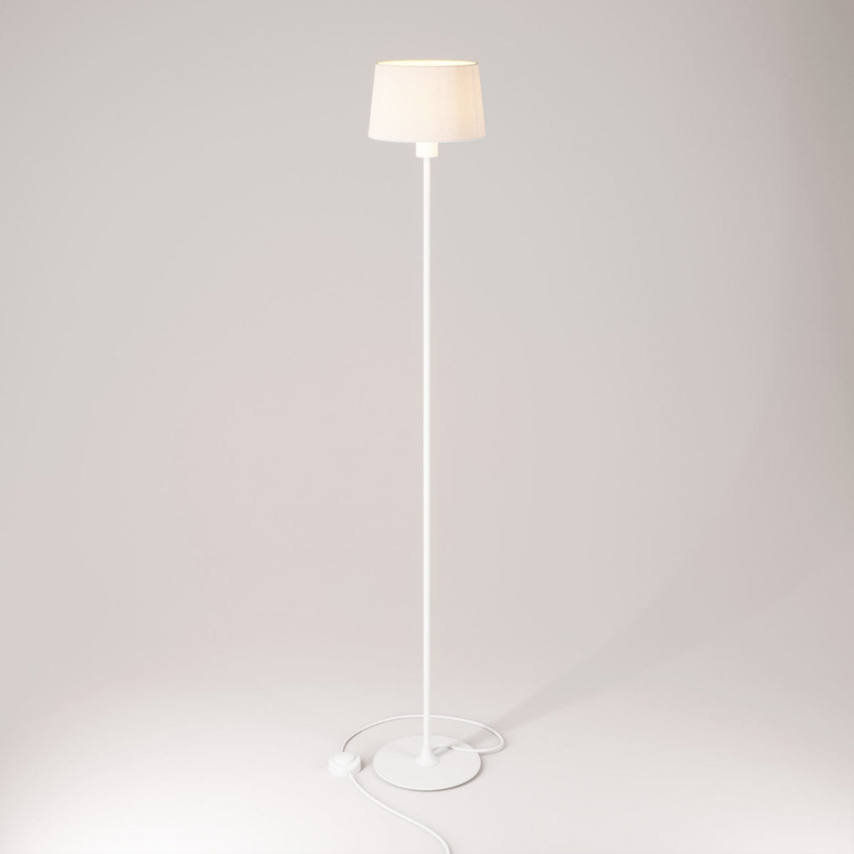 Stojací lampa MAG-Y s kovovým podstavcem a stínidlem Athena, 806 lm, E27, 2700K
