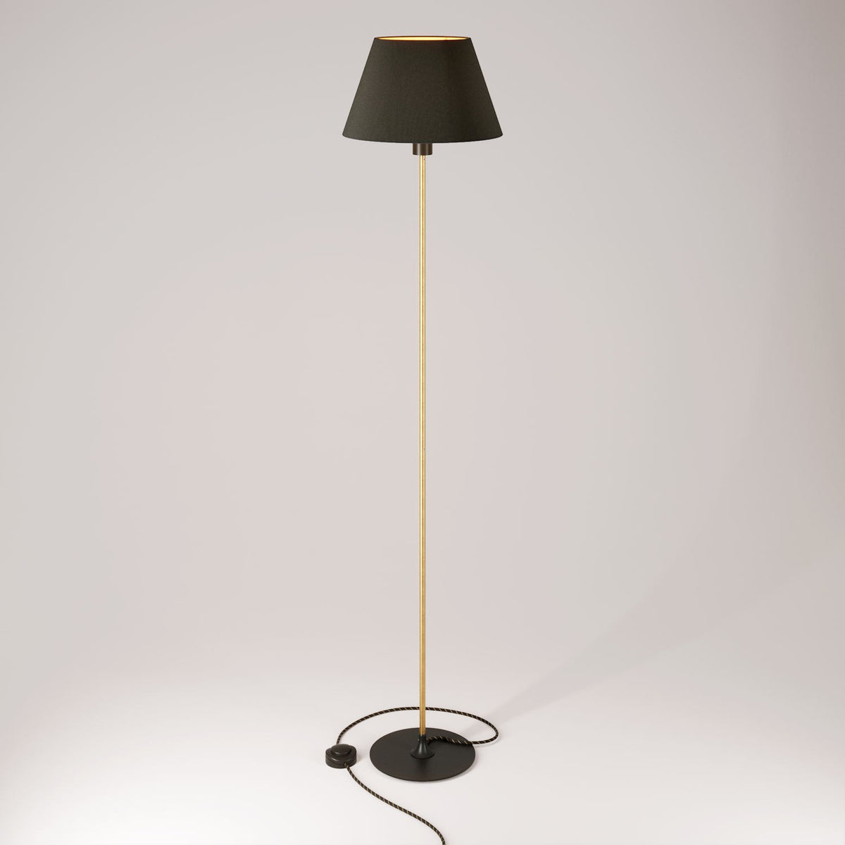 Stojací lampa MAG-Y s látkovým stínidlem Impero M a výkonem 57 W