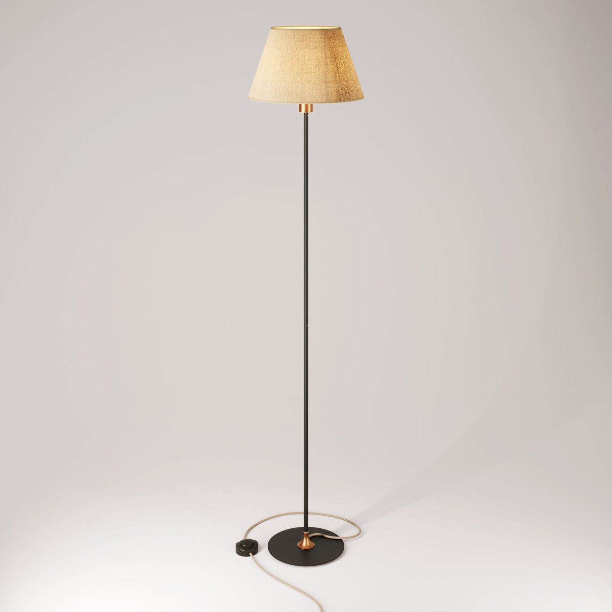 Stojací lampa MAG-Y s látkovým stínidlem Impero M a výkonem 57 W