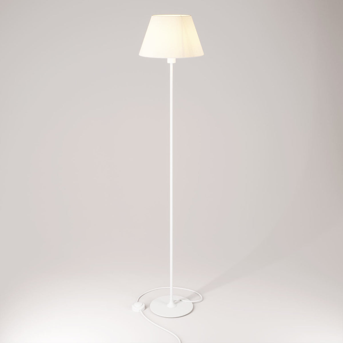 Stojací lampa MAG-Y s látkovým stínidlem Impero M a výkonem 57 W
