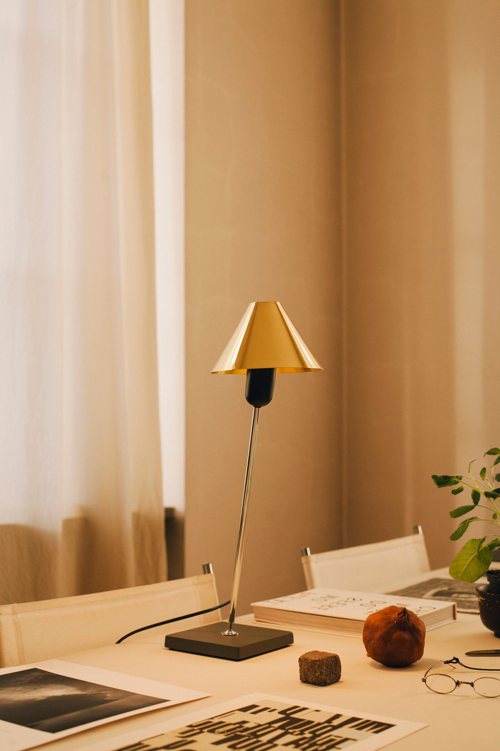 Gira - stolní lampa - Santa Cole