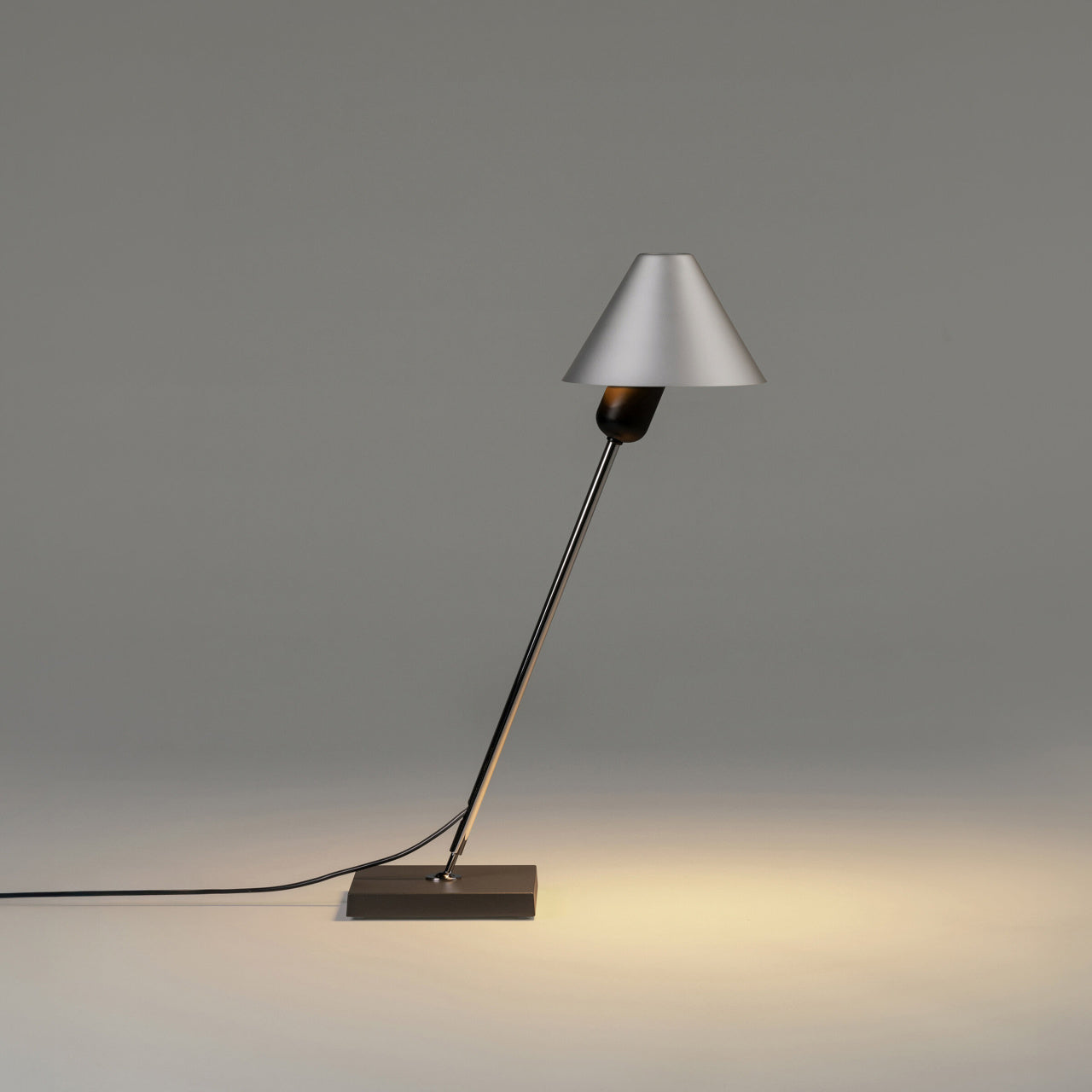 Gira - stolní lampa - Santa Cole