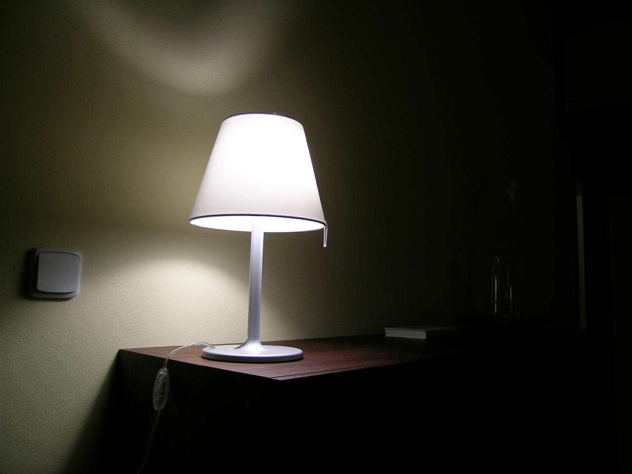 Melampo notte Artemide - stolní lampa