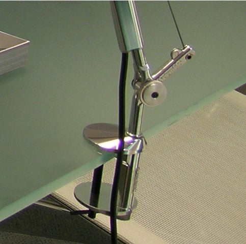 Tolomeo micro s úchytkou z boku stolu Artemide - stolní lampa