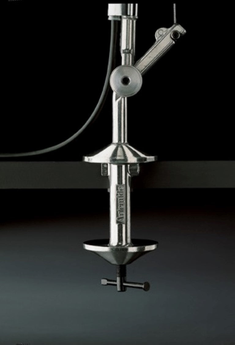 Tolomeo micro s úchytkou z boku stolu Artemide - stolní lampa
