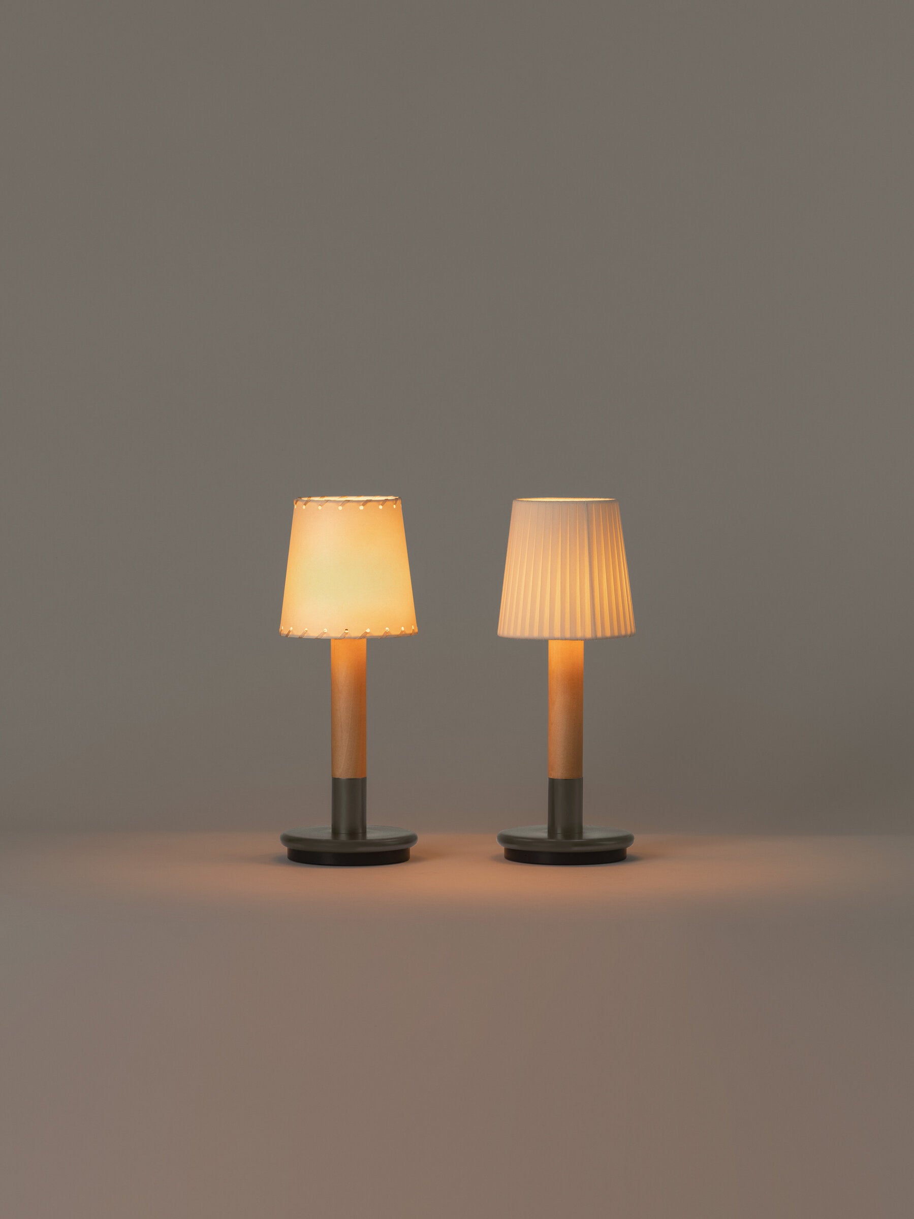 Básica Mínima Batería - stolní lampa - Santa Cole