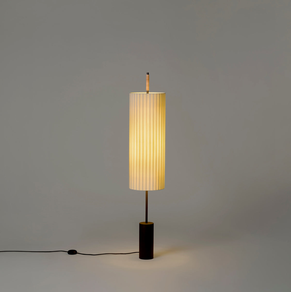 Dórica stojací lampa – tmavě hnědá