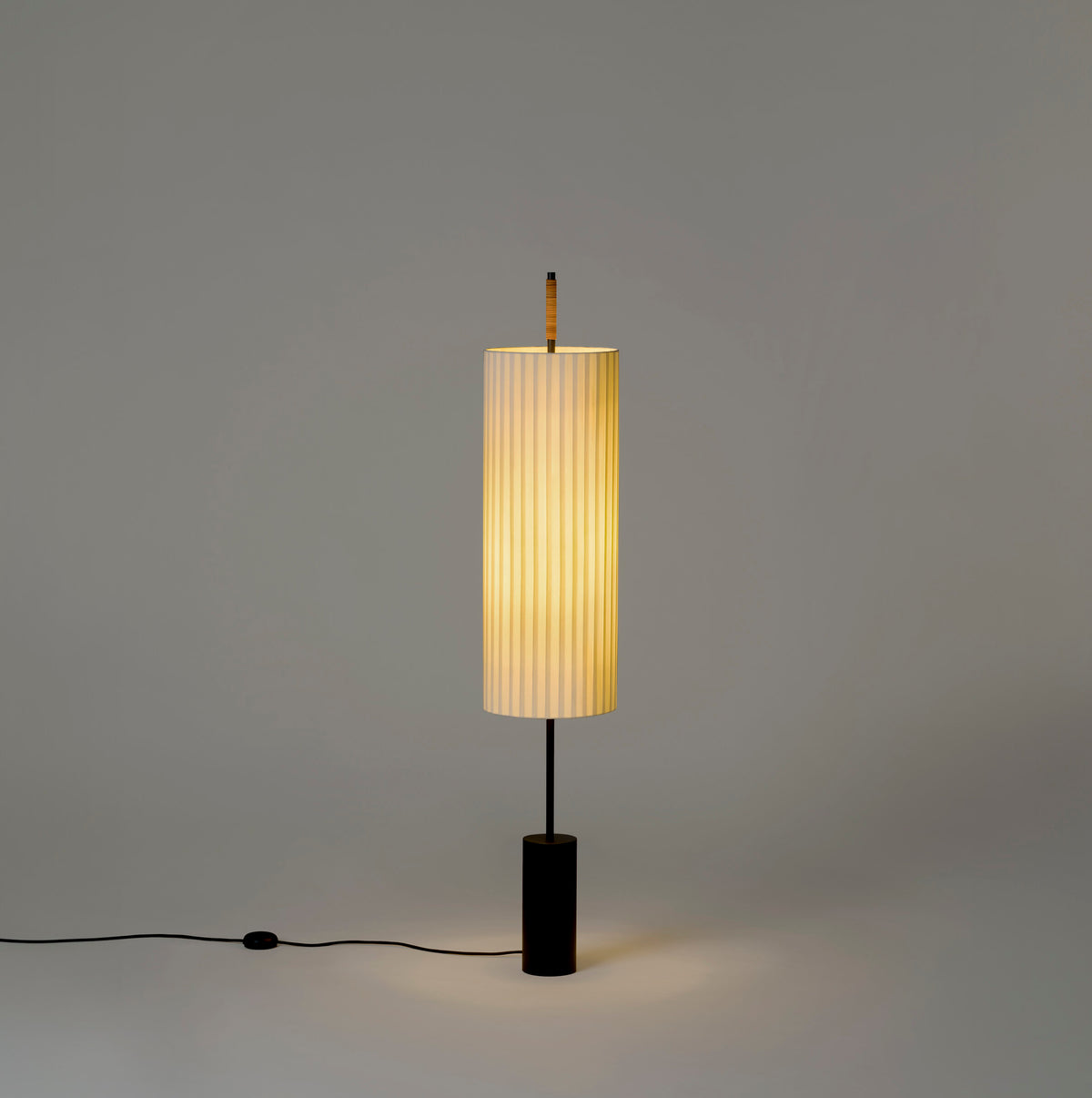 Dórica stojací lampa – černá