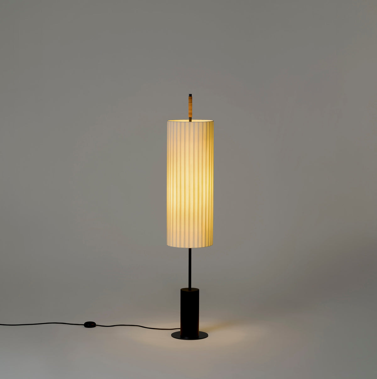 Dórica stojací lampa – černá se stabilizačním diskem