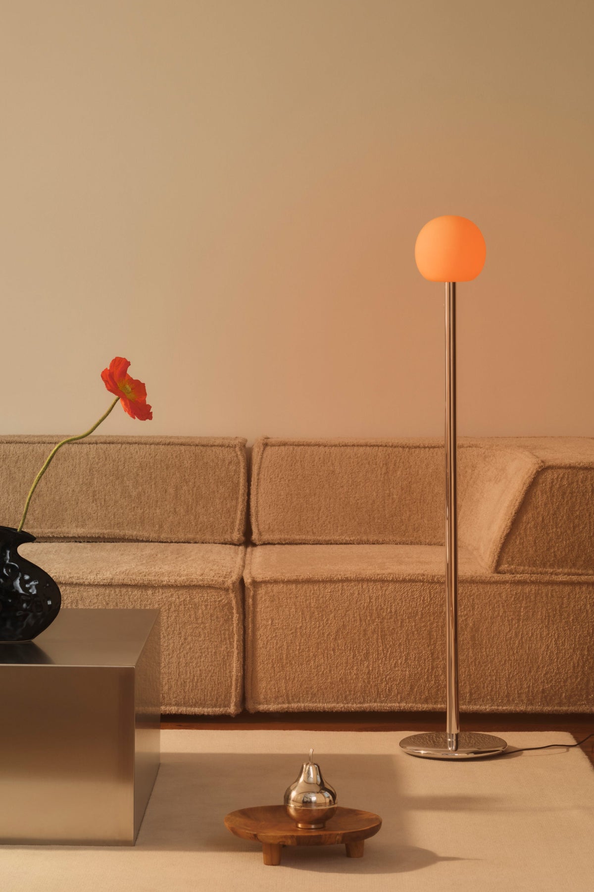 Fire Floor stojací lampa GRAU v obývacím pokoji