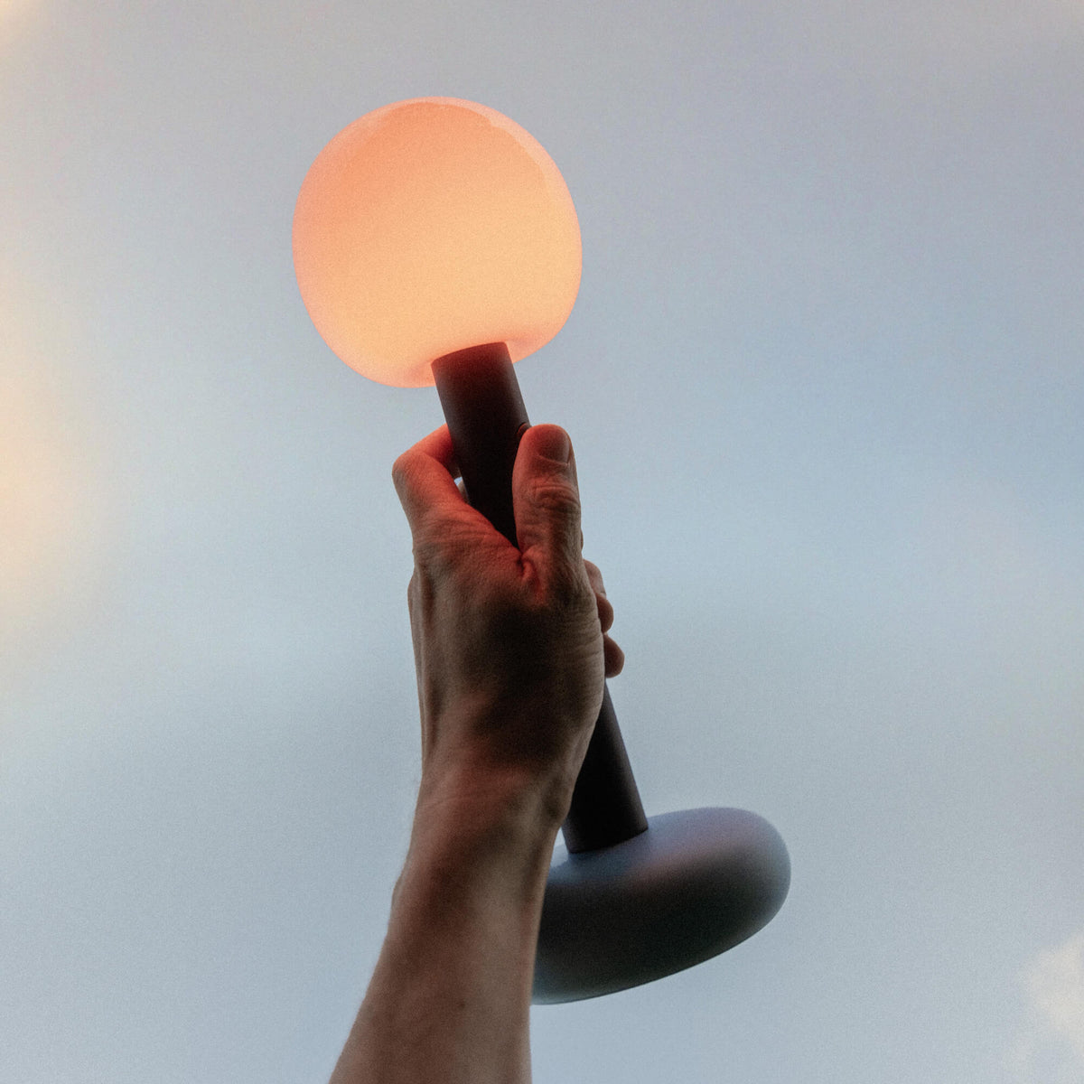 Fire GRAU – přenosná lampa Silent Earth v ruce