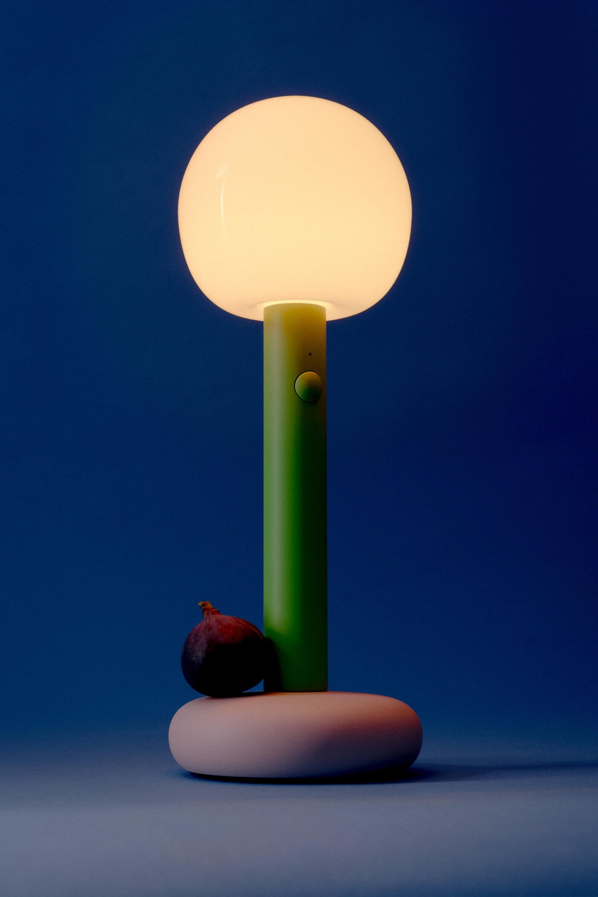Fire GRAU – přenosná lampa Tulip v interiéru