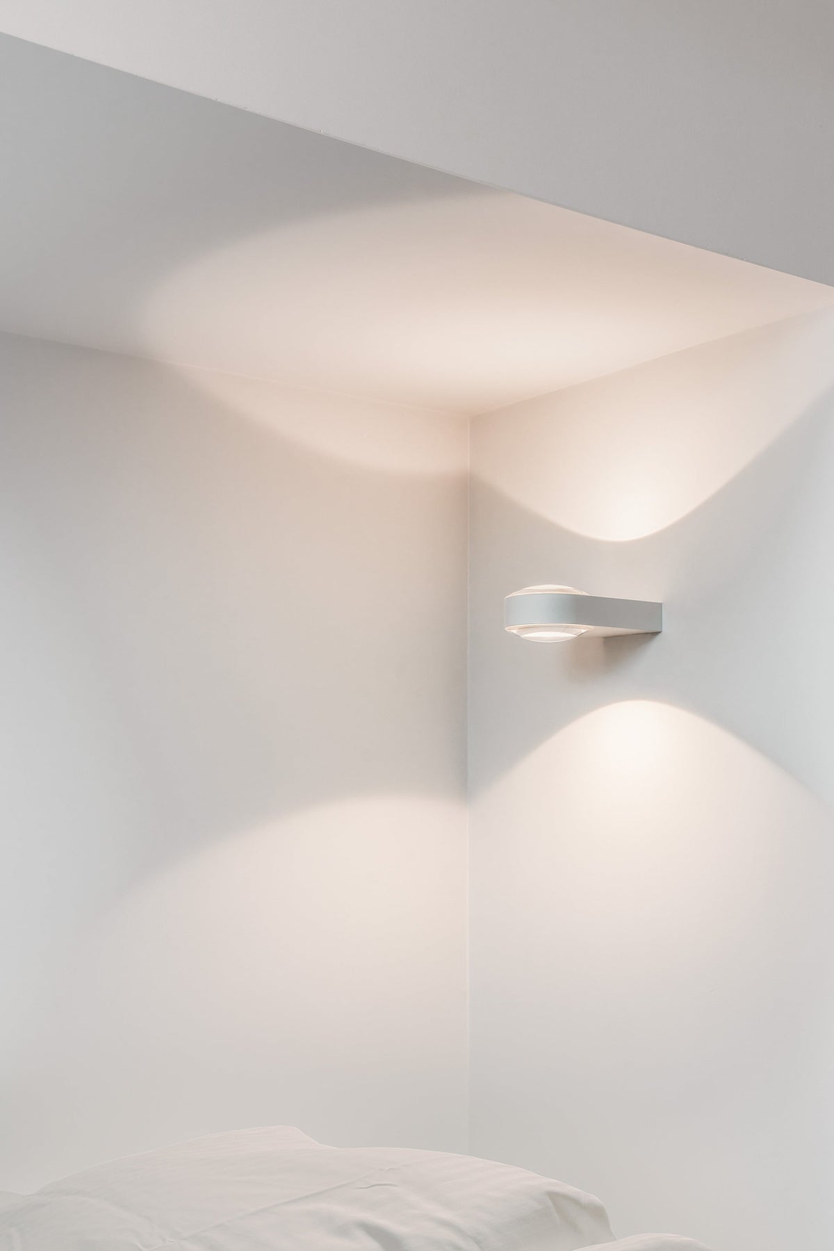 Globe Wall GRAU – Large White u postele
