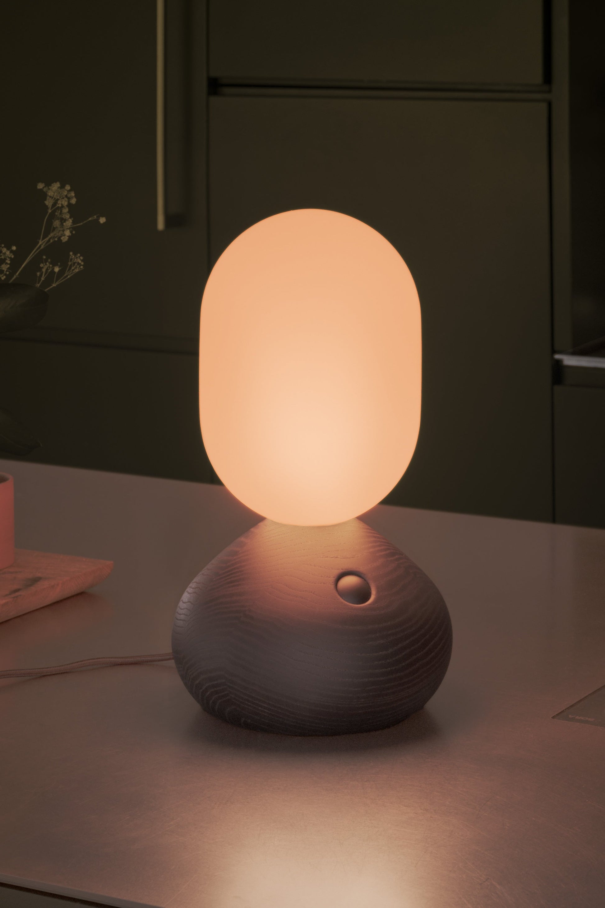 Sun Home stolní lampa GRAU v kuchyni (černé dřevo)