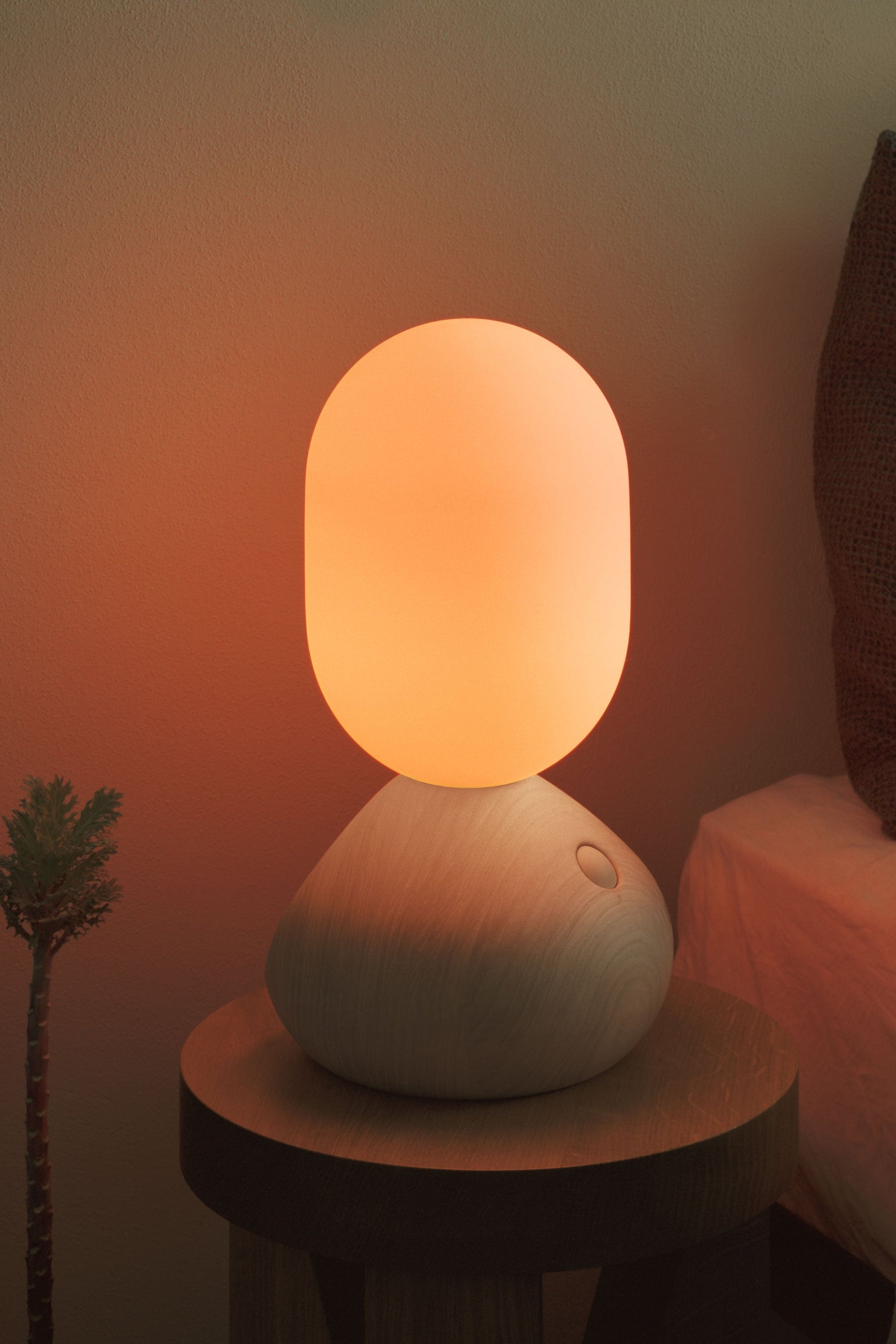 Sun Home stolní lampa GRAU u postele