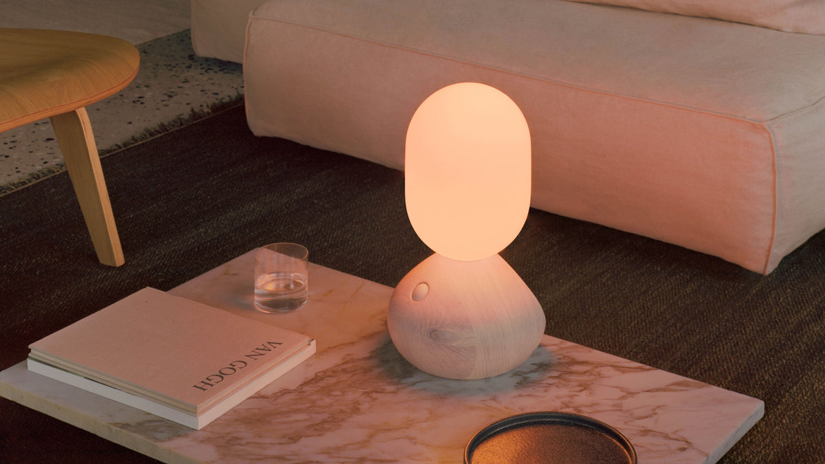 Sun Home GRAU – stolní lampa na konferenčním stolku (Sand Wood)