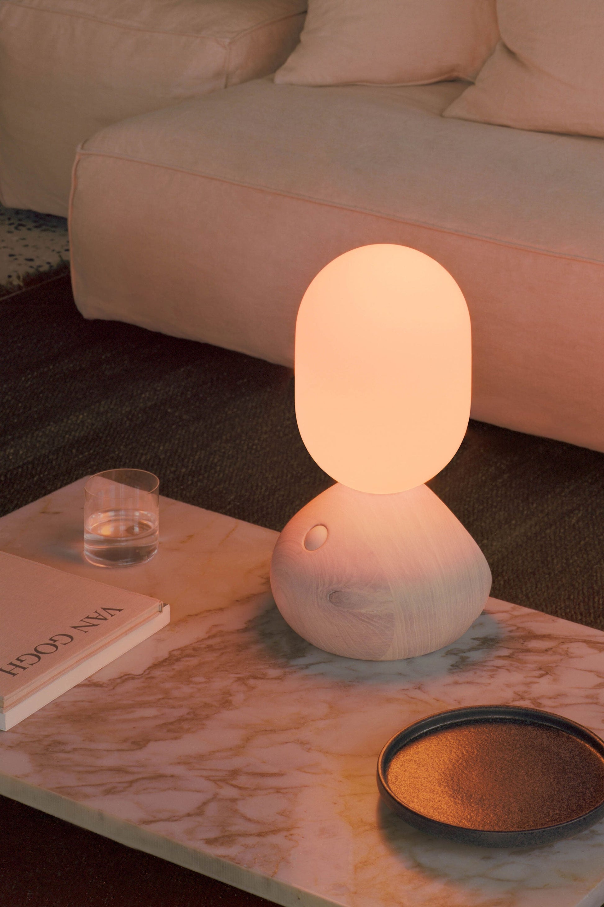 Sun Home stolní lampa GRAU na konferenčním stolku