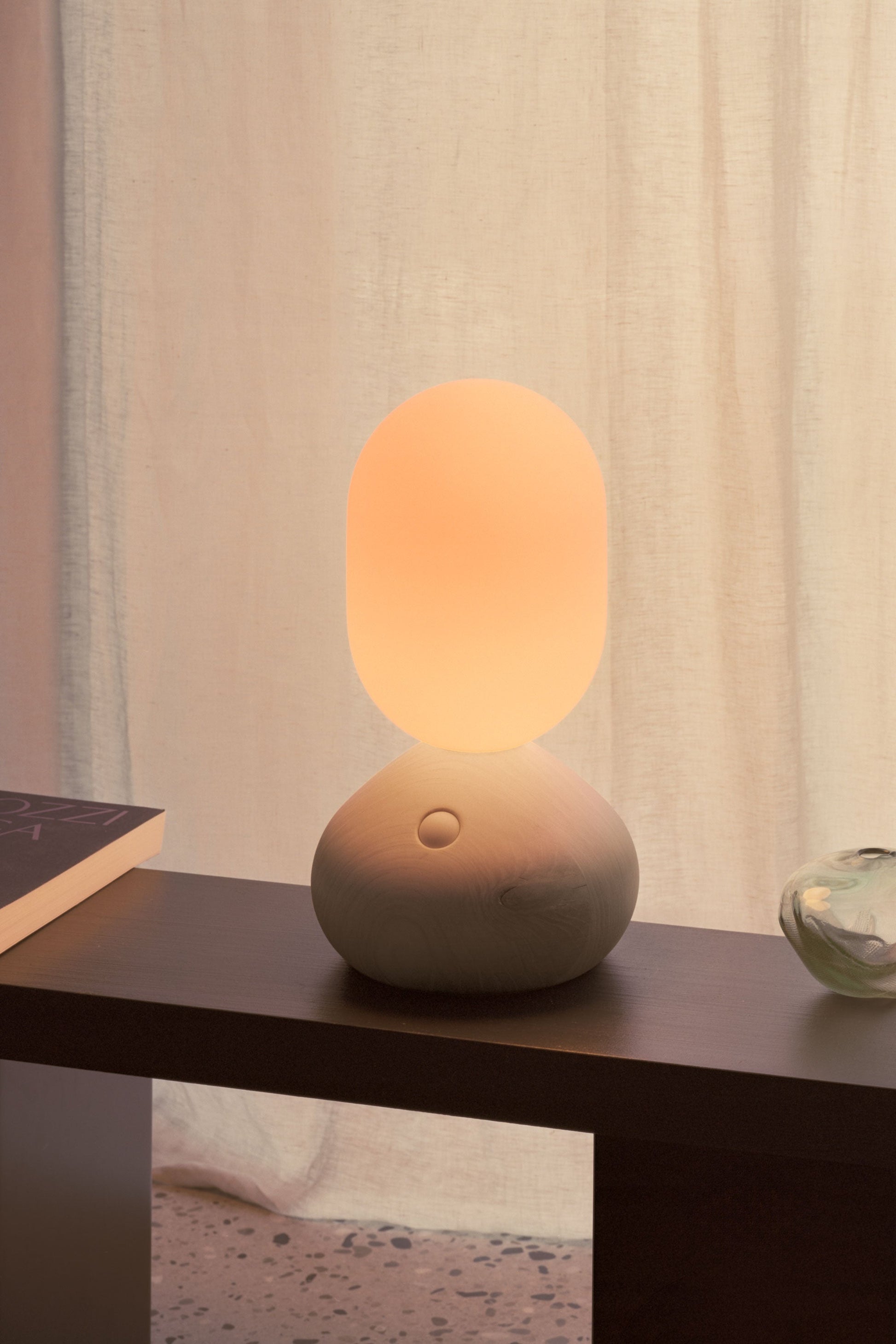 Sun Home stolní lampa GRAU na komodě
