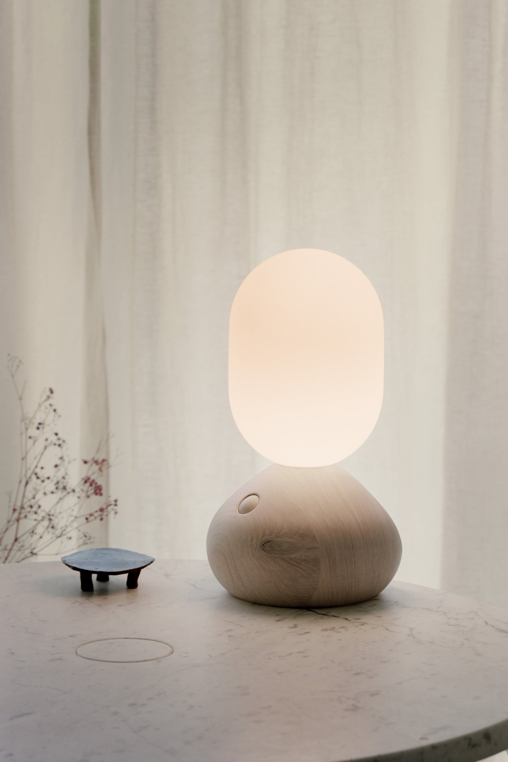 Sun Home stolní lampa GRAU na stole