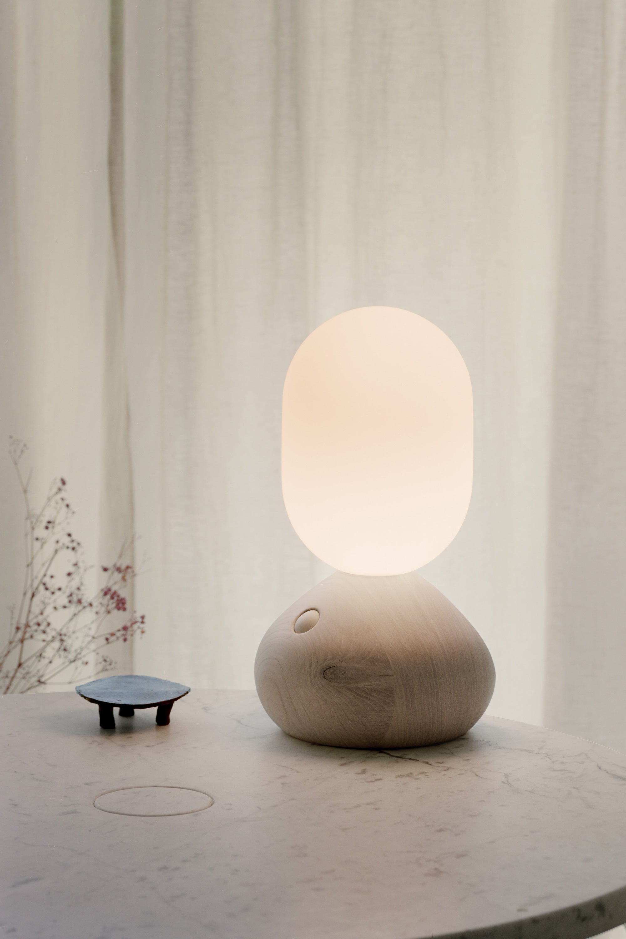 Sun Home stolní lampa GRAU na stole