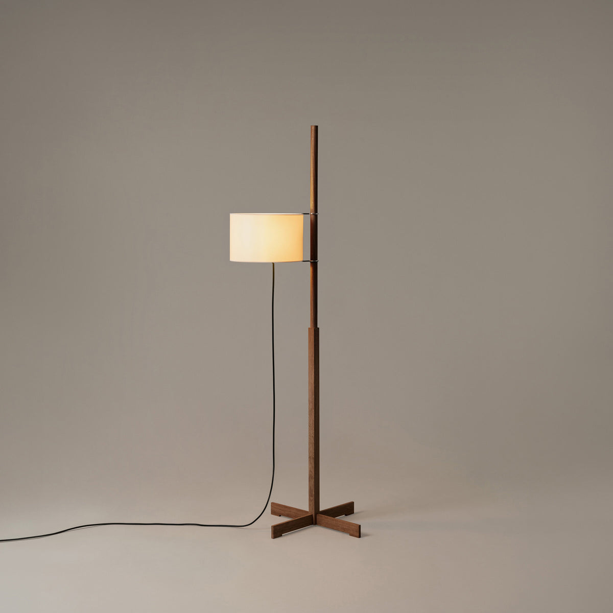 TMM stojací lampa – ořech, pergamen béžový