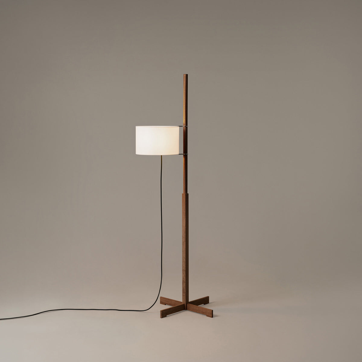 TMM stojací lampa – ořech, pergamen bílý