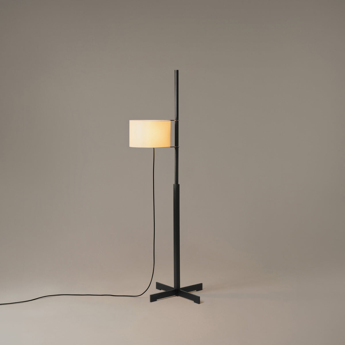 TMM stojací lampa – černý dub, pergamen béžový