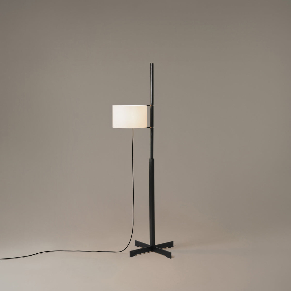 TMM stojací lampa – černý dub, pergamen bílý