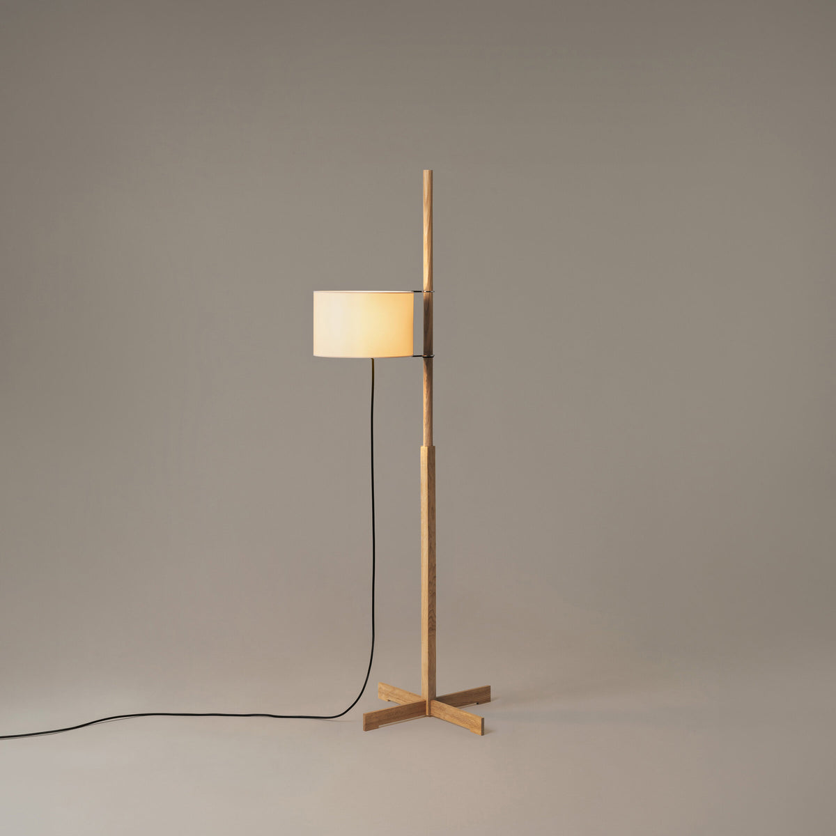 TMM stojací lampa – dub, pergamen béžový