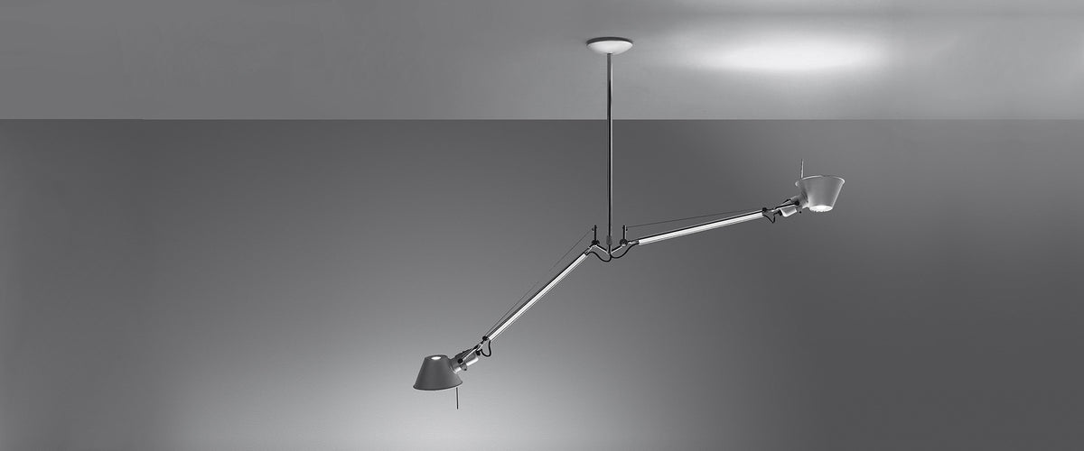 Artemide Tolomeo sospensione due bracci alluminio v interiéru