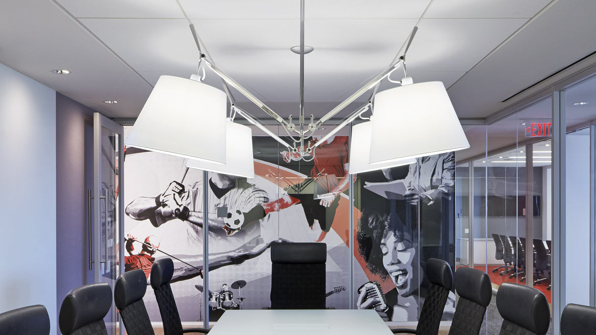 Artemide Tolomeo sospensione due bracci v interiéru